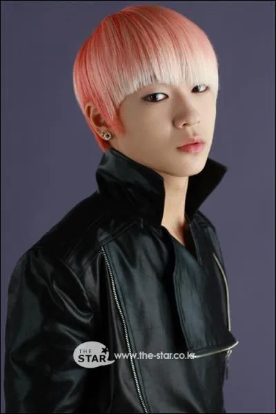 Cette personne fait partie d'un groupe. De qui s'agit-il ?