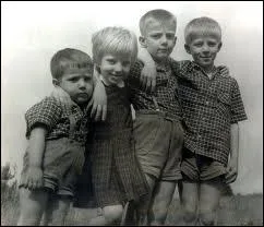 Allons enfants de la fratrie :