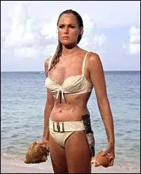 Cette actrice est connue mondialement pour sa sortie de l'eau en bikini blanc dans le premier film de James Bond. Qui est-ce ?