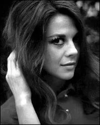 Actrice qui a jou avec James Dean dans le film 'La Fureur de Vivre' et dans la comdie musicale 'West Side Story' et qui est morte mystrieusement en 1981. Son nom est...