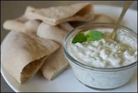 En Grce, une pure associant le yogourt et le concombre, est parfois servie en hors-d'uvre, il s'agit du :