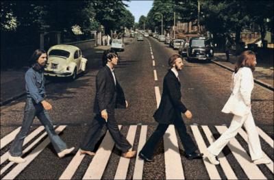 Quel est ce groupe de rock traversant Abbey Road ? ( N'hsitez pas  cliquer sur les images pour mieux voir).