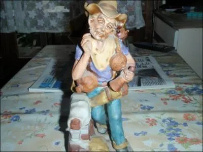 Mais que tient-il donc dans la main gauche ?