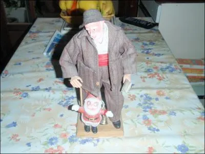 Combien y-a-t-il de boutons sur la veste du vieillard ?