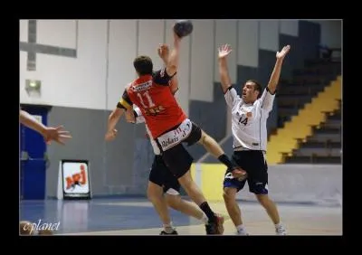 Qui est le numro 14 blanc(Montpellier 2) contre le joueur du Valence Handball?(Cliquez pour agrandir)