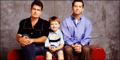 Dans "Mon oncle Charlie", comment se prénomme la voisine encombrante de Charlie, secrètement amoureuse de lui ?