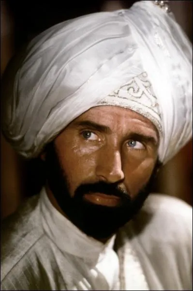 Qui joue le rôle du sultan dans le film ''Les Mille et Une Nuits'', de Philippe de Broca ? (1990)