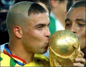 En quelle année cette photo de Ronaldo avec la coupe du monde de football , a-t-elle été prise ?