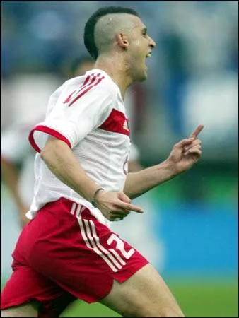 mit Davala est un joueur de football...