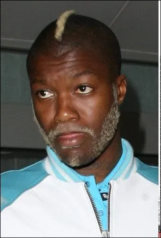 Joueur de foot franais  la coiffure et au look changeant.