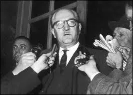 Quel chef de gouvernement socialiste a fix comme priorit absolue la victoire militaire en envoyant un contingent de 400 000 hommes 'mater' la rbellion en 1956 ?