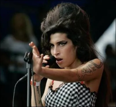Dcs : la chanteuse soul et  excs Amy Winehouse est dcde  l'ge de 27 ans. Quel tube l'a rendue clbre mondialement ?