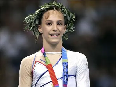 Émilie Le Pennec a été médaillée d'or en gymnastique. Sur quel agrès a-t-elle reçu son titre ?