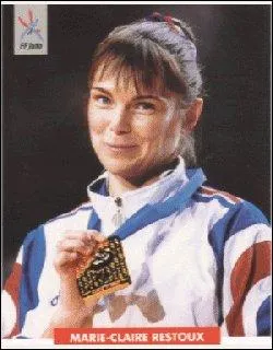 Durant quels Jeux olympiques, Marie-Claire Restoux est-elle devenue championne olympique, en judo, catégorie : - 52 KG ?