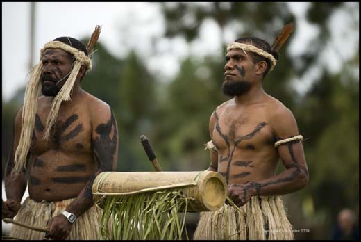 Le peuple Kanak ( ici en photo traditionnelle) est un peuple de...