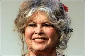 Brigitte Bardot aime bien carresser les rossignols du caroubier.