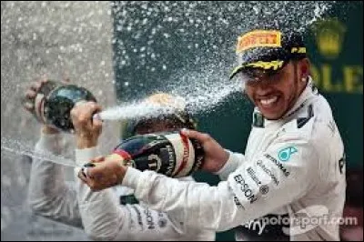 Sur le podium de F1, les trois premiers pilotes ont le plaisir de secouer des bouteilles et de s'arroser de champagne. Quel est le nom et la contenance de leurs bouteilles ?