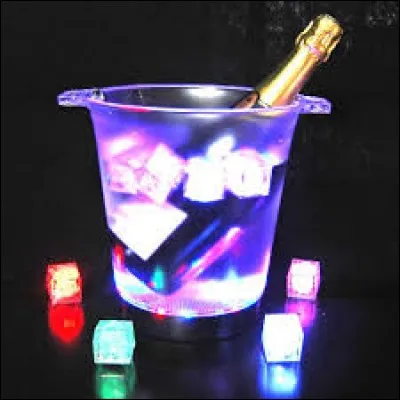 Pourquoi est-il conseillé de couvrir d'un linge une bouteille dans un seau quand on la sert ou qu'on la garde au frigo ?