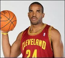 Qui est cet ailier/pivot, sophomore jamacain des Cavaliers ?