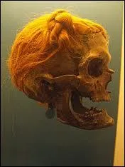 Chez ce peuple antique, les guerriers se distinguaient par une coiffure trs spcifique : un chignon sur le ct ou bien dispos sur la nuque. Il s'agit des :