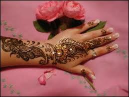 Les femmes musulmanes pratiquent le tatouage au henné, très esthétique, sur les paumes des mains et la plante des pieds. Quelles sont les autres vertus du henné ?