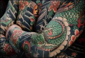 Au sein de la mafia japonaise, il existe la tradition du 'Yubitsume', qui consiste  se couper une phalange de doigt lorsque le code d'honneur est enfreint. Comment se nomme un adepte de cette mafia ?