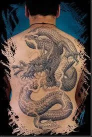 Continuons avec la mafia japonaise, il existe une autre spcificit corporelle : un rite consistant  se tatouer le corps. Comment cela s'appelle-t-il ?