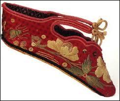 Autrefois en Chine, pendant près de 1000 ans, les femmes ont eu les pieds bandés. A l'origine, c'était une coutume appliquée aux courtisanes. Quel est le nom poétique de cette pratique ?