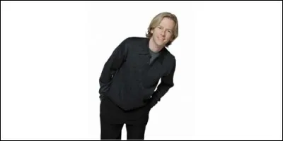 Qui interprète Dennis Finch dans "Voilà" ?