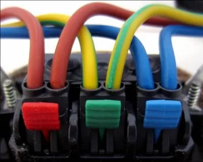 Octobre : Qui avait dit : ''Le fil rouge sur le bouton rouge, le fil vert sur le bouton vert'' ?