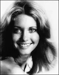  quel ge forme-t-elle son premier groupe ?