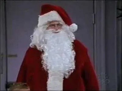 Quel acteur se cache sous le costume du Pre Nol ? Petit indice : il va bientt converser avec le Pre Tatou de Nol...