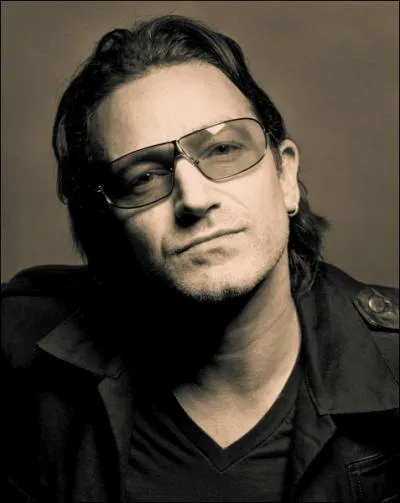 Chanteur irlandais, n� le 10 mai 1960, qui est le leader du groupe de rock U2.