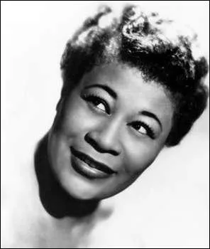Chanteuse de jazz am�ricaine, n�e le 25 avril 1917, qui est surnomm�e 'The First Lady of Song'.