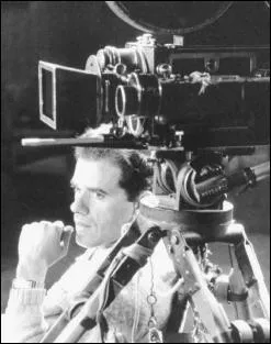 Cin�aste am�ricain, n� le 18 mai 1897, qui a r�alis� des chefs d'oeuvre comme 'New York-Miami' et 'La Vie est belle'.