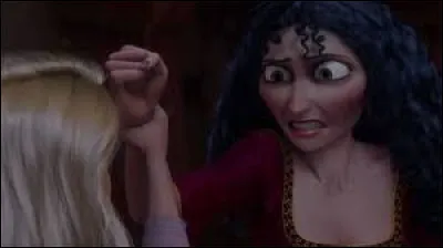 Comment l'horrible mère Gothel tue-t-elle Flynn ?