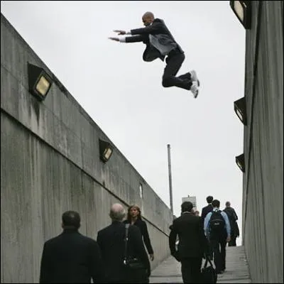 Comment appelle-t-on une personne pratiquant du parkour ?