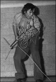 Avez-vous reconnu ce 'guitar hero'  la mche rebelle et  donf, malgr un fil de micro, sac de noeuds ?