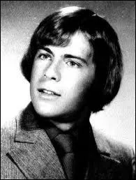 Reconnaissez-vous ce beau jeune homme avec sa coupe sage ?