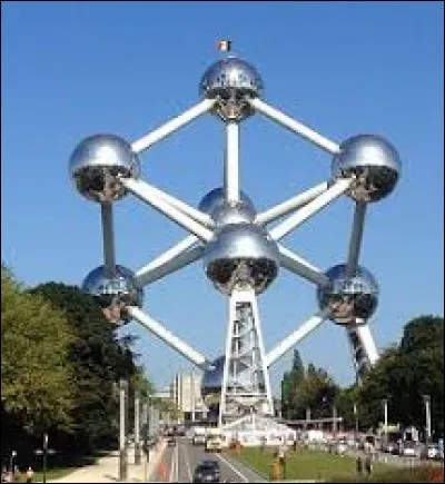 Décembre : Un gouvernement est formé en Belgique après une vacance de pouvoir de...