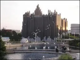 Prs de quelle grande ville de la rgion Poitou-Charentes est-il construit ?