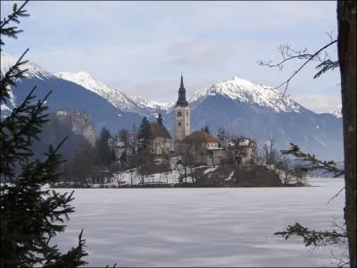 Dans quel pays europen, frontalier de l'Autriche et de la Hongrie se situe le lac de Bled ?