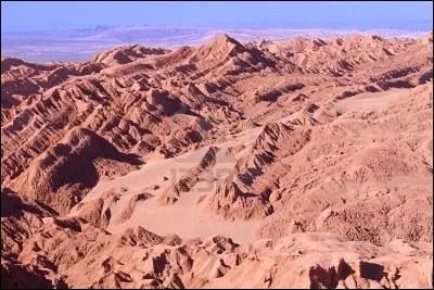Au nord du Chili, prs des Andes, se trouve la valle de la Lune. Quel pays possde une frontire avec ce dsert ?