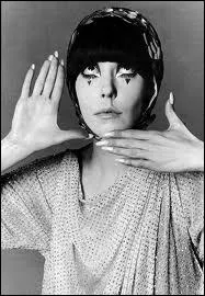 En 1962, elle devient la muse et modle de Rudi Gernreich  couturier de l're spatiale . Adopte la fameuse coupe au bol gomtrique du coiffeur Vidal Sassoon, la  five point .