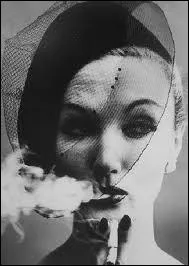 Modle amricaine considre comme une des toutes premires icnes de l'industrie de la mode. Aurait inspir le personnage d'Holly Golightly pour le roman de Truman Capote : 'Diamants sur Canap'.