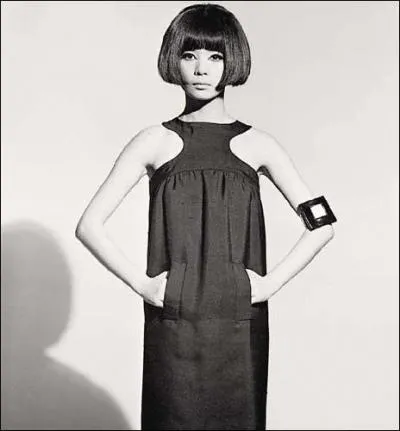Japonaise. Rencontre Pierre Cardin en 1957. Trois ans plus tard, elle rejoint P. Cardin et sa maison de couture  Paris. Devient sa muse et son mannequin vedette.