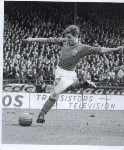 Attaquant au talent prcoce, il dbuta en D1 avec Lens  l'ge de 16 ans et demi, joua son premier match avec les Bleus en 1963  18 ans et marqua son premier but international un mois aprs