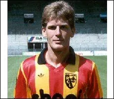 Solide dfenseur de Valenciennes et de Lens dans les annes 80, il a entam depuis quelques annes une carrire de coach qui l'a men  Lens, Sochaux puis Bordeaux