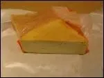 Quel est cet ancien fromage, renomm pour son odeur forte, redcouvert dans les annes 1980, et fabriqu  partir du lait de vaches qui pturent en bord de mer ?
