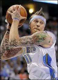 Qui est cet ailier/pivot, ancien joueur des Hornets ?